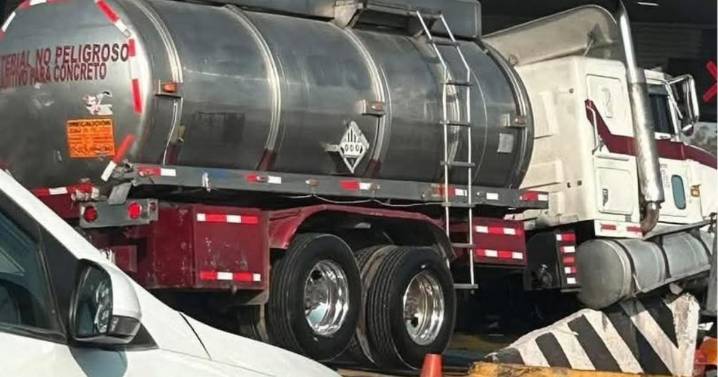 Cierran caseta en Tepotzotlán tras choque de pipa y derrame de diésel en la México