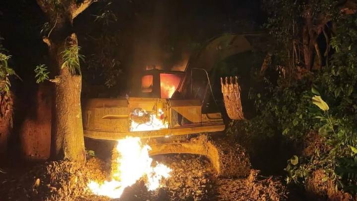 Minería ilegal del Clan del Golfo en jaque: destruyen excavadoras y motores en Cáceres, Antioquia
