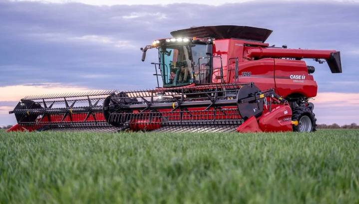 El campo este año optó por cosechadoras antes que tractores y pulverizadoras