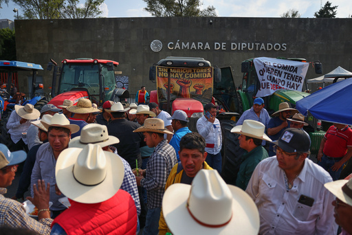 Agricultores mexicanos endurecen protesta y bloquean el Congreso en rechazo a legislación de agua