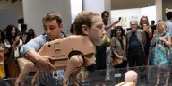 Perros robóticos de Elon Musk, Mark Zuckerberg y Andy Warhol impactan en Art Basel Miami Beach