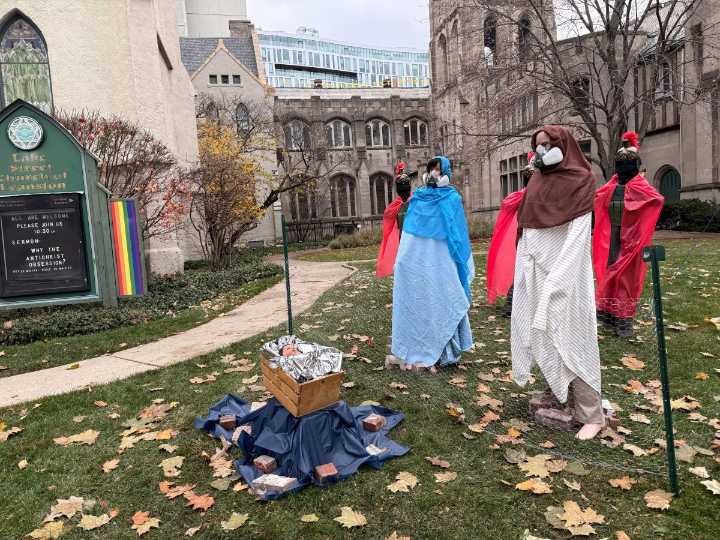 Un pesebre ‘custodiado’ por ICE y con un Niño Jesús esposado desata polémica en Chicago