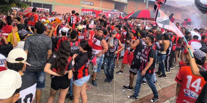 Hinchas del Cúcuta Deportivo celebraron a rabiar el ascenso: así fue la invasión de cancha