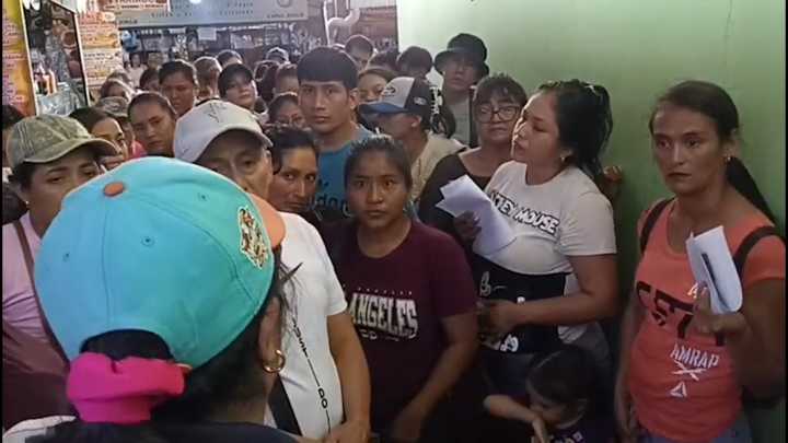 Vendedores informales del barrio Comercio buscan inscribirse para la feria navideña en Tarapoto