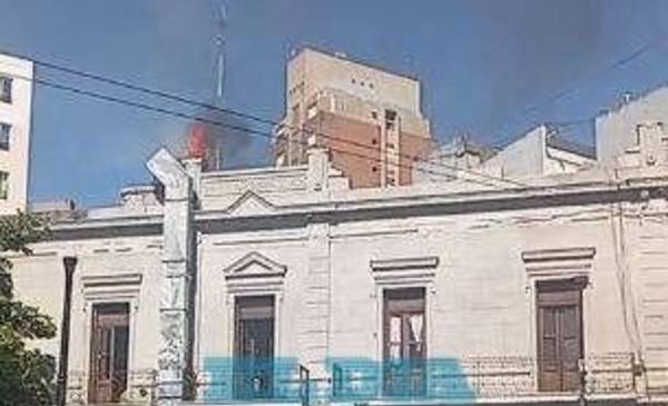 Fuego, evacuación y tensión en un local de comidas en pleno centro de La Plata