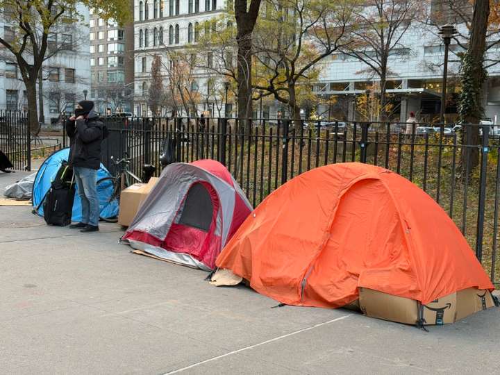 De verde y elegantes: El "club de fans" de Mangione desafía el frío para ver a su "héroe"
