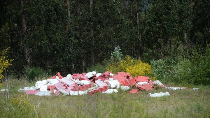 Los gallegos, los que más usan como vertederos los terrenos de Adif pegados a las vías del tren