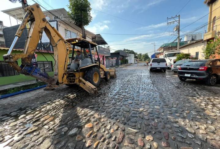 Constructora de edificio destruye calle en la colonia Versalles; municipio ni enterado
