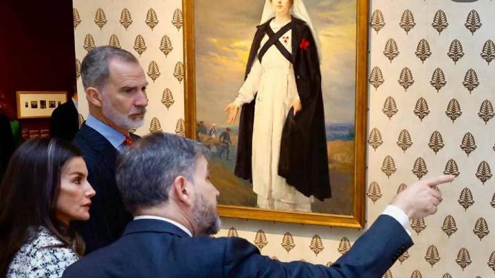 Los Reyes inauguran la gran exposición que rescata la figura de Victoria Eugenia