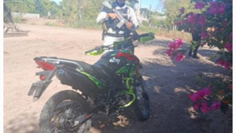 Detienen a dos hombre armados con motocicleta robada en San Pedro, Navolato