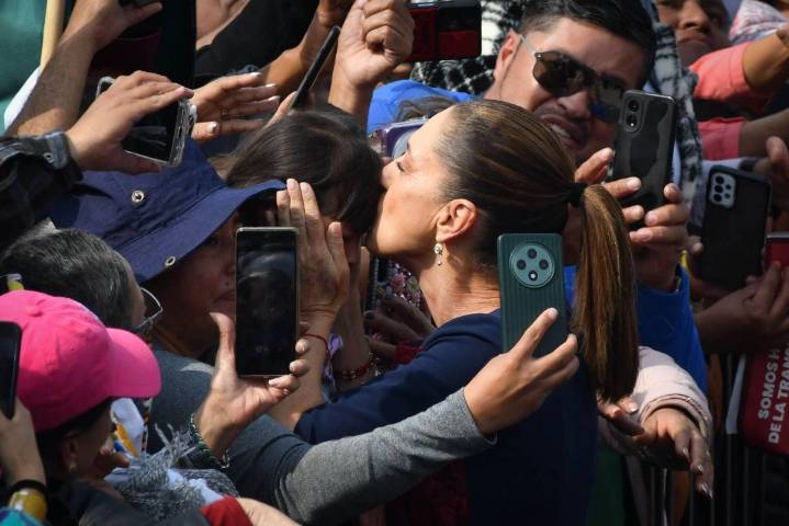 Sheinbaum jura lealtad al pueblo ante 600 mil simpatizantes y cierra filas contra sus enemigos