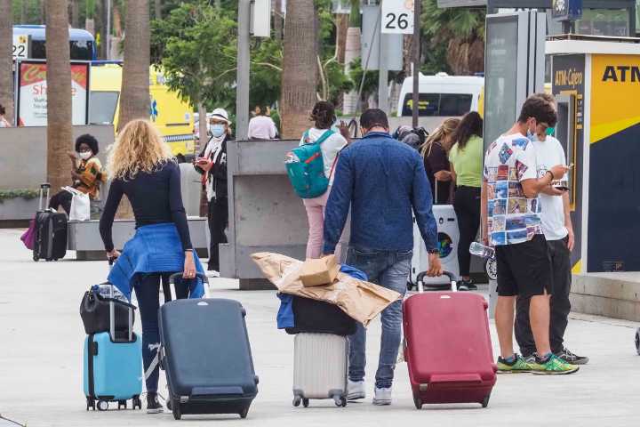 El 58% de los canarios ve adecuado el volumen de turistas que reciben, por un 20% excesivo