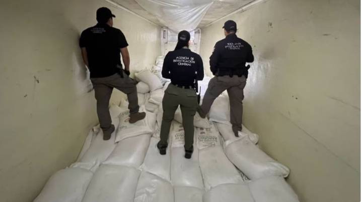 Aseguran millonario cargamento de más de 300 kilos de metanfetamina en tractocamión en Sinaloa