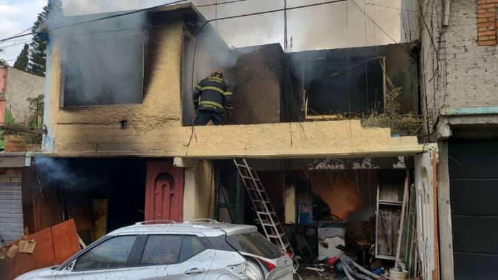 Muere mujer calcinada durante incendio en Iztapalapa por una veladora prendida