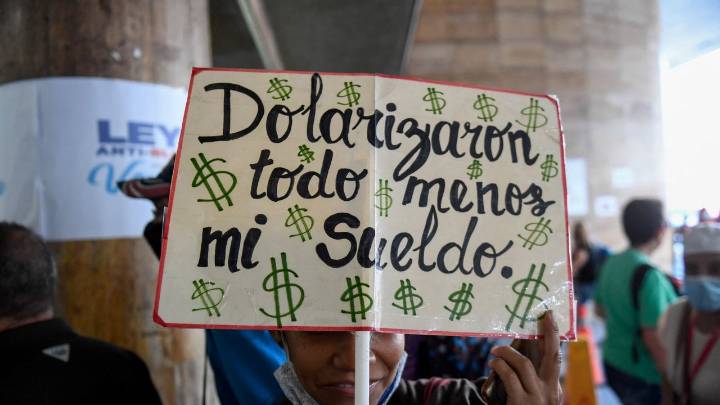 La devaluación pulverizó el salario mínimo en Venezuela y equivale a 0,49 dólares al mes