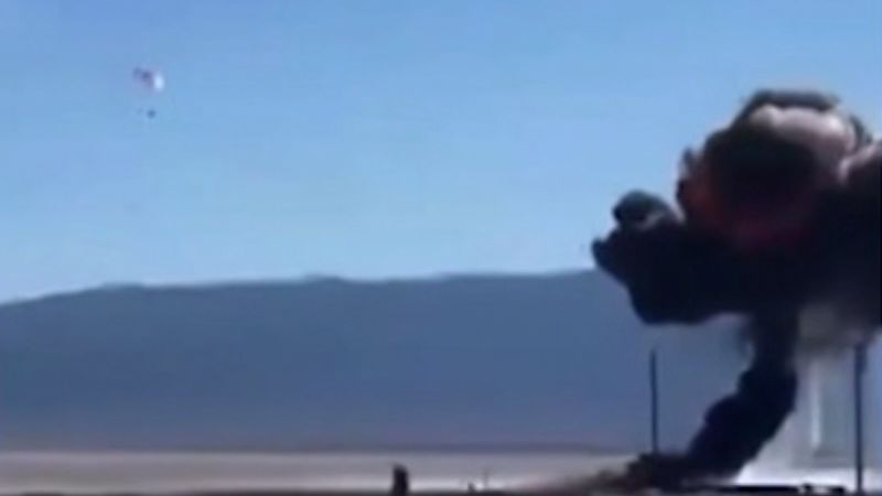 VIDEO | Un piloto de los Thunderbird se eyecta del avión F-16C en California
