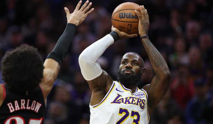 Los Lakers se llevaron la victoria contra los 76ers con LeBron James como figura del duelo