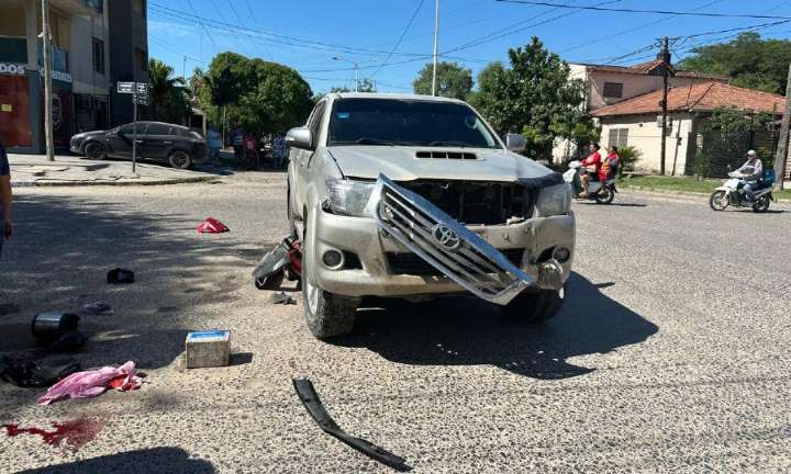 Una moto con cuatro ocupantes quedó debajo de una camioneta; sin heridos de gravedad