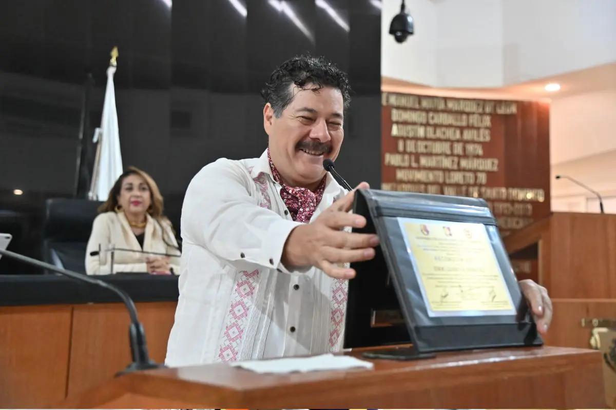 Enoc Leaño recibe la Medalla al Mérito Artístico y Cultural en Baja California Sur
