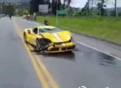 Video | Un fuerte accidente que involucró a un Ferrari dejó a un motociclista muerto en Cundinamarca