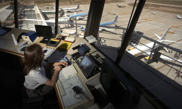 Controladores aéreos anunciaron un paro que complicaría los viajes en las fiestas