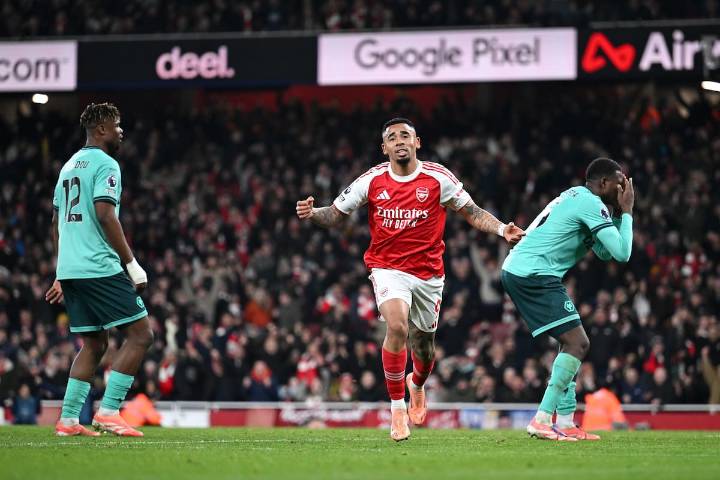 VIDEOS. ¿La suerte del campeón? Arsenal derrota al colista de la Premier League con dos autogoles para afianzar su liderato