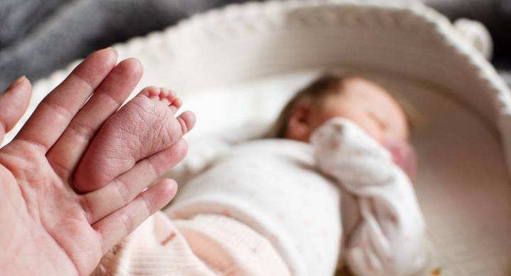 Parto en casa: influencer se negó a tener a su bebé en un hospital y falleció tras una complicación