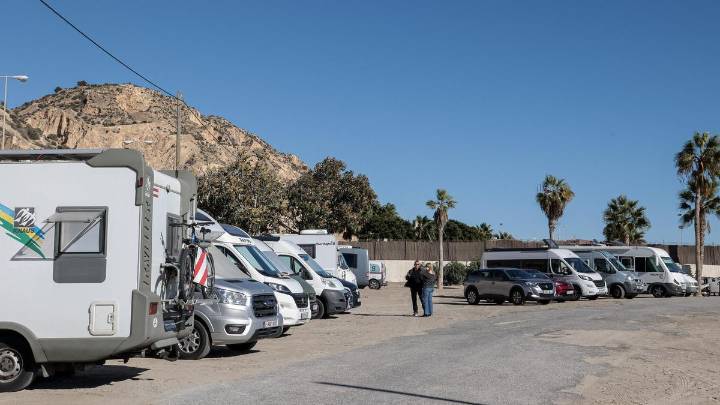Las caravanas toman la Cantera ante la falta de instalaciones públicas en Alicante