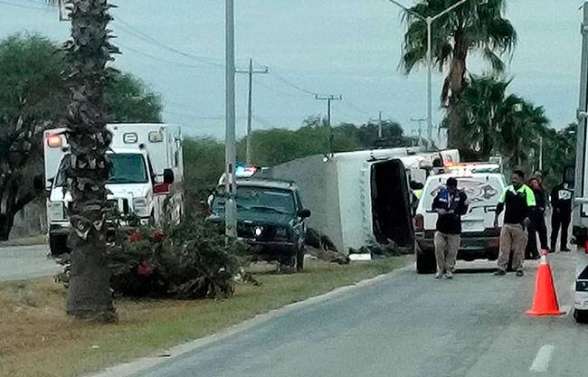 Pierde el control y vuelca camión en la Morelos