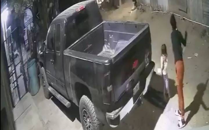 NL: Madre enfrenta proceso legal tras golpear a su hija hasta dejarla en el piso