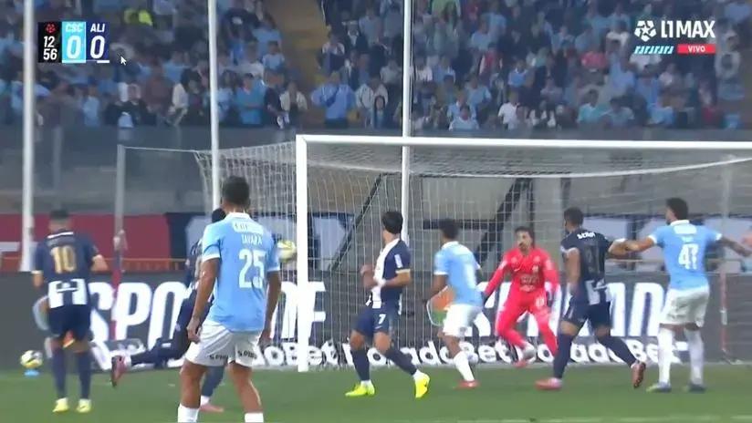 Alianza Lima se salvó: Santiago González de Cristal estrelló su remate al palo tras tiro libre [VIDEO]