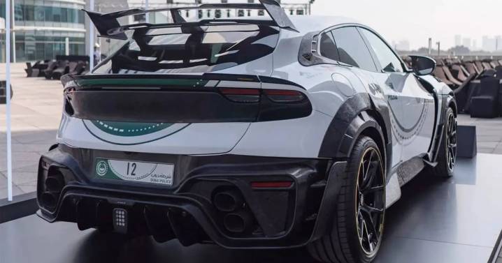 La policía de Dubai presenta su nuevo fichaje: un potente Ferrari Purosangue
