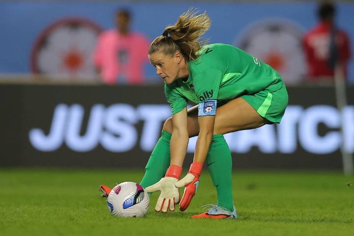 Deadspin | Stars sign veteran GK Alyssa Naeher through 2026