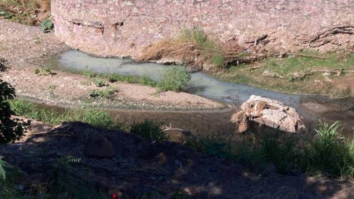 Aparece nuevo derrame de aguas negras en el arroyo Jabalines sobre avenida Juan Pablo II, en Mazatlán