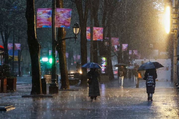 La llegada de un frente frío dejará cielos nubosos en la Península y lluvias fuertes en Galicia