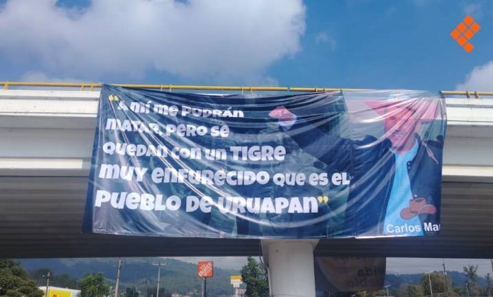 Cuelgan lonas con frases de Carlos Manzo en Uruapan, a un mes del ataque