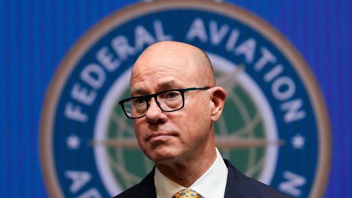 Senator says FAA administrator failed to sell multimillion-dollar airline stake as promised