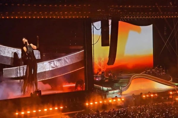 Derrite Dua Lipa a México con 'Bésame Mucho'