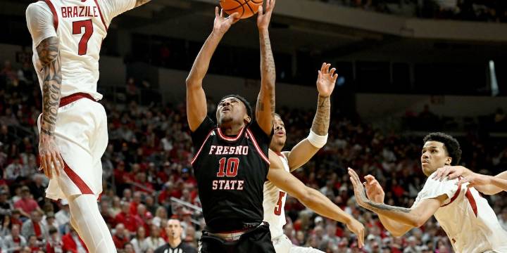Acuff scores 18 points to lead No. 25 Arkansas over Fresno State