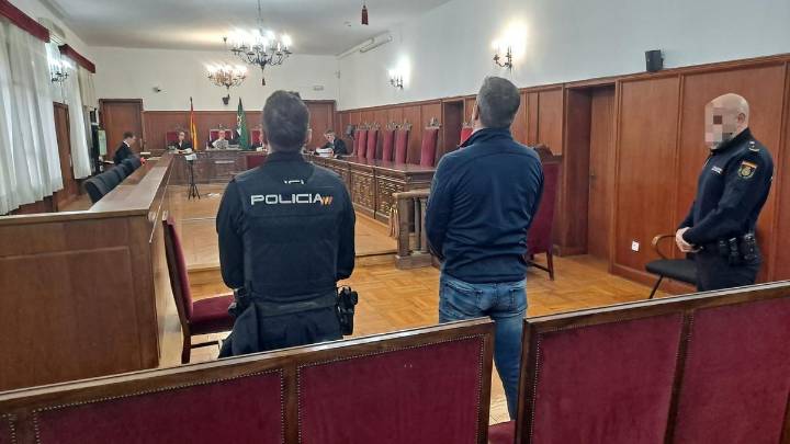 El acusado de llevar 240 kilos de 'coca' en un camión de empanadillas congeladas en Badajoz : "Lo cogí ya cargado"