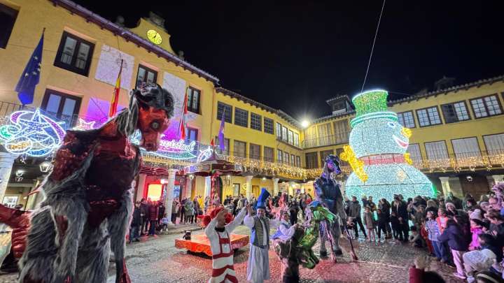 Una iluminación única y un esperado mercado dan la bienvenida a la Navidad en Tordesillas
