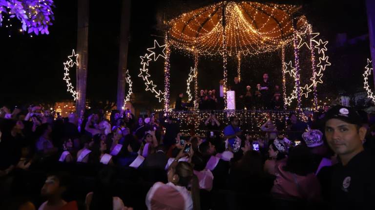 Llega la magia de la Navidad a Mazatlán con el encendido del pino y la iluminación en la Plazuela Machado