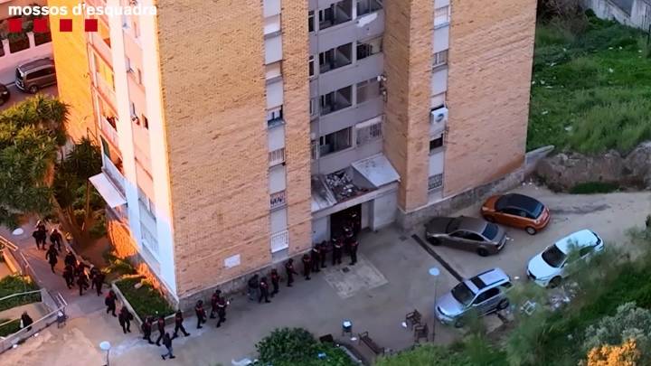 Cinco detenidos en Gavà por cuatro plantaciones de marihuana en el mismo bloque de pisos