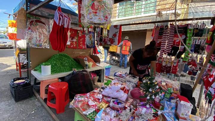 Comerciantes de Cuautla alistan tianguis navideños en mercados y plazas