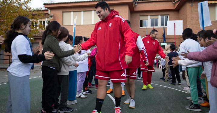 Unos juegos paralímpicos en el patio del colegio