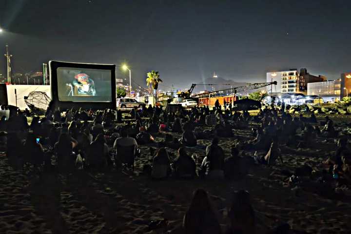 Cine Móvil reunió a 200 personas en playa de Cabo San Lucas; el programa se retomará en 2026