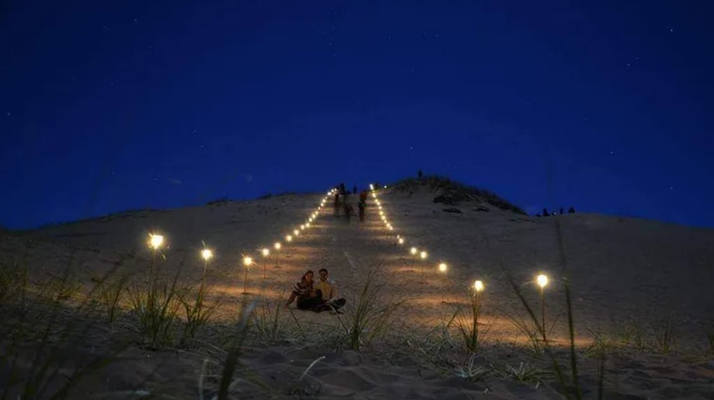 El paseo nocturno en el desierto mendocino que deslumbra bajo la luz de la luna llena