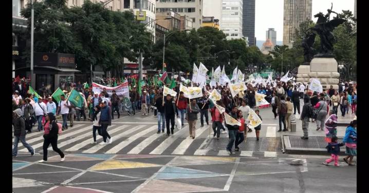 Marchas CDMX: Guía completa de bloqueos hoy | Manifestantes en metro Chabacano