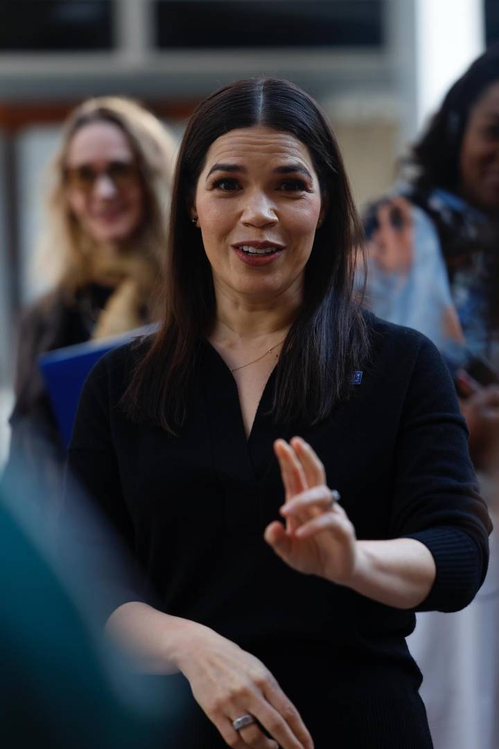 La actriz America Ferrera llama a humanizar la migración en visita a albergue en México