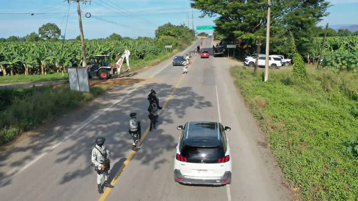 Blindan límites Michoacán-Colima, tras coche bomba en Coahuayana